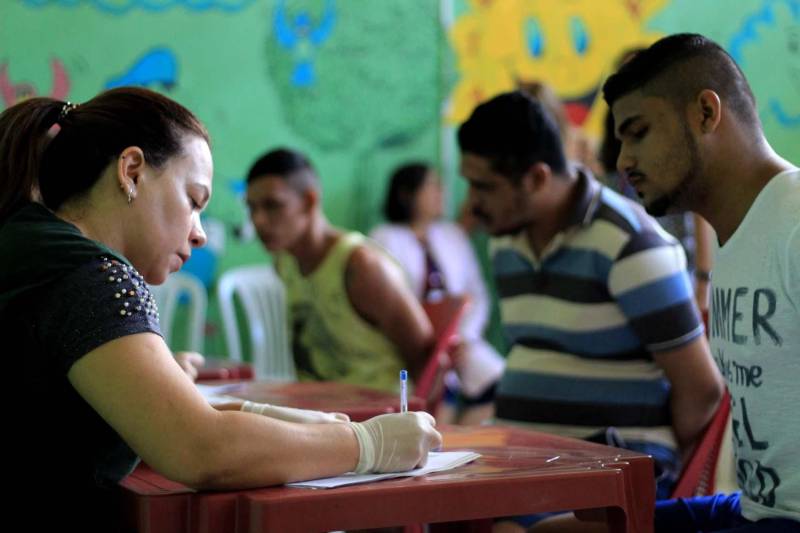 O Departamento Penitenciário Nacional (Depen), órgão vinculado ao Ministério da Justiça e Segurança Pública, realizou um mutirão do projeto Identidade Cidadã, nos dias 19 e 20 de dezembro, no Presídio Estadual Metropolitano (PEM) III. A ação teve como objetivo emitir a segunda via de certidões de nascimento ou de casamento para pessoas privadas de liberdade. O projeto é uma parceria do Depen com a Associação de Notários e Registradores do Brasil (Anoreg) e a Superintendência do Sistema Penitenciário do Pará (Susipe). A partir de um levantamento feito pelos assistentes sociais do PEM III, foi constatada a necessidade de emitir a segunda via da certidão de nascimento para 154 internos.

FOTO: VELOSO JÚNIOR / ASCOM SUSIPE
DATA: 20.12.2018
SANTA IZABEL - PARÁ <div class='credito_fotos'>Foto: Veloso Junior / Ascom Susipe   |   <a href='/midias/2018/originais/25ea1361-3f46-405e-858a-a441661d9466.jpg' download><i class='fa-solid fa-download'></i> Download</a></div>