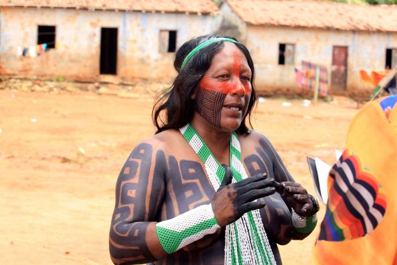 Está quase tudo pronto para a 6ª Semana dos Povos Indígenas, que começa neste domingo (15), em São Félix do Xingu, no sudeste do Pará. Antes de sair das aldeias em direção a São Félix – o terceiro maior município paraense em extensão territorial, atrás apenas de Altamira e Oriximiná –, as tribos fazem festa, numa espécie de preparação para os dias vindouros longe de casa. Na aldeia Krôkamôr, às margens do Rio Xingu e longe cerca de oito horas de barco da sede municipal, homens, mulheres e crianças Kayapó se unem na dança Kwyrykangô.
FOTO: RODOLFO OLIVEIRA / AG. PARÁ
DATA: 15.04.2018
SÃO FÉLIX DO XINGU - PARÁ <div class='credito_fotos'>Foto: Rodolfo Oliveira/Ag. Pará | <a href='/midias/2018/originais/25ea1ac3-b859-4a24-b0ca-de28ddcde5e3.jpg' download><i class='fa-solid fa-download'></i> Download</a></div>