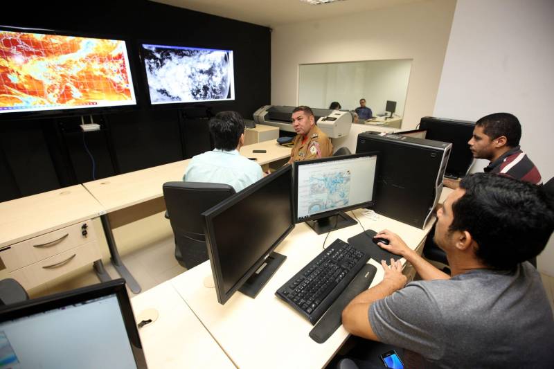Na sala de situação, em Belém (foto), seis técnicos orientam as prefeituras com apoio de representantes da Polícia Militar, Setran, Secretaria de Estado de Assistência Social, Trabalho, Emprego e Renda (Seaster), Secretaria de Estado de Desenvolvimento Urbano e Obras Públicas (Sedop) e Secretaria Extraordinária de Municípios Sustentáveis (Semsu).
FOTO: SIDNEY OLIVEIRA / AG. PARÁ
DATA: 16.02.2018
BELÉM - PARÁ <div class='credito_fotos'>Foto: Sidney Oliveira/Ag. Pará | <a href='/midias/2018/originais/25f1360d-c9dc-4aa2-b788-0d5e8f32ab06.jpg' download><i class='fa-solid fa-download'></i> Download</a></div>