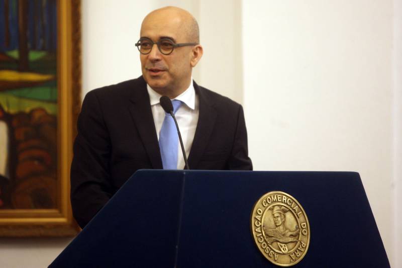 O governador Simão Jatene foi homenageado pela Associação do Corpo Consular no Estado do Pará (ACCP) com a Comenda do Mérito Consular João Clemente Baena Soares. A maior honraria da entidade foi entregue na noite desta quinta-feira (22), no salão nobre do prédio sede da Associação Comercial do Pará (ACP), em Belém. Na foto, o vice-cônsul de Portugal no Pará, Francisco Brandão.
FOTO: IGOR BRANDÃO / AG. PARÁ
DATA: 22.02.2018
BELÉM - PARÁ <div class='credito_fotos'>Foto: IGOR BRANDÃO / AG. PARÁ | <a href='/midias/2018/originais/25f930bf-f30a-4cb9-8908-3a576e87ae94.jpg' download><i class='fa-solid fa-download'></i> Download</a></div>