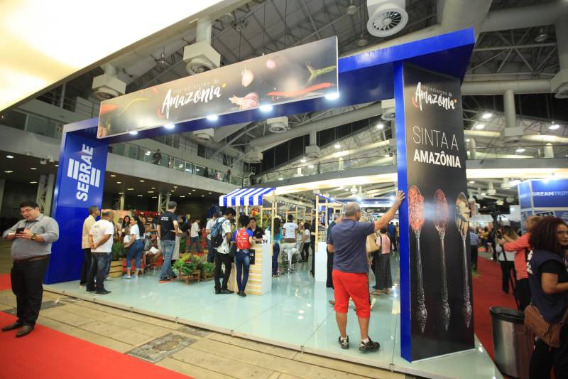 A abertura da Feira Pará Negócios 2018, nesta quinta-feira (22), no Hangar Convenções e Feiras da Amazônia, em Belém, foi marcada pela assinatura de um protocolo de intenções entre a Secretaria de Desenvolvimento Econômico, Mineração e Energia (Sedeme), Companhia de Desenvolvimento Econômico do Pará (Codec) e a empresa ZSun Energy que prevê investimentos na ordem de R$12 milhões de reais para a região do município de Paragominas, sudeste do estado, com a chegada de uma indústria de placas de energia solar no município a partir do ano que vem.

FOTO: MÁCIO FERREIRA / AG. PARÁ
DATA: 22.11.2018
BELÉM - PARÁ <div class='credito_fotos'>Foto: MÁCIO FERREIRA/ AG. PARÁ   |   <a href='/midias/2018/originais/260be09f-573e-4d45-9235-0036c4bfb84c.jpg' download><i class='fa-solid fa-download'></i> Download</a></div>