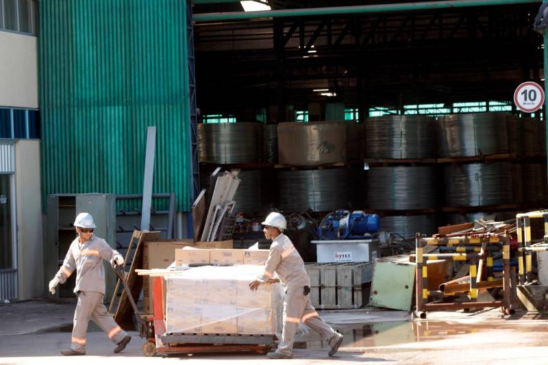 O ano passado foi marcado por uma crise econômica que afetou a empregabilidade e o número de postos de trabalhos criados em todo o país. No entanto, a indústria paraense fechou 2017 com saldos positivos em geração de emprego neste setor da economia. Dados divulgados nesta quinta-feira (11), pelo Departamento Interestadual de Estatísticas e Estudos Socioeconômicos no Pará (Dieese-PA), por meio de pesquisa realizada com números oficiais do Cadastro Geral de Empregados e Desempregados do Ministério do Trabalho, apontam geração de 1.276 postos de trabalho no setor durante 11 meses de 2017. Entre os estados da região Norte, o Pará foi o segundo que mais gerou empregos na indústria (foto), na frente de Amazonas, Amapá, Roraima, Tocantins e Acre. No Amazonas, foram 28.326 admitidos contra 27.964 desligados, saldo positivo de 362 vagas de emprego. Já os demais estados registraram números ainda menores de contratações. No Acre, foram 199, no Amapá 129, em Roraima 81 e no Tocantins 60 novos postos de trabalho.
FOTO: SIDNEY OLIVEIRA / ARQUIVO AG. PARÁ
DATA: 03.06.2015 <div class='credito_fotos'>Foto: Sidney Oliveira/Ag. Pará | <a href='/midias/2018/originais/260f3267-d208-41b0-9cb5-292324ecb4a6.jpg' download><i class='fa-solid fa-download'></i> Download</a></div>