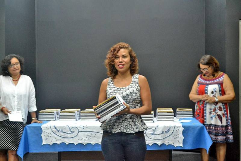 A Fundação Cultural do Pará (FCP) - por meio do Edital “Prêmios Literários”, um dos produtos do Programa Seiva de incentivo à Arte e à Cultura – recebeu, no final da manhã desta quinta-feira (10), 15 artistas contemplados pelo edital. O Prêmio tem como objetivo incentivar, valorizar e dar visibilidade às atividades literárias desenvolvidas em diversas regiões do Brasil, em especial no Pará. Eles foram premiados na edição de 2016 e agora terão o lançamento no próximo mês de junho. Os autores receberam os livros a serem lançados na XXII Feira Pan-Amazônica do Livro, no período de 1 a 10 de junho. A entrega das obras foi feita pela presidente da FCP, Dina Oliveira e demais diretores em uma cerimônia no auditório da Biblioteca Arthur Vianna. No Edital Prêmios Literários são premiadas obras literárias inéditas escritas em língua portuguesa em diversas categorias como romance, dramaturgia, poesia e literatura infanto-juvenil em todo o território nacional. Na foto, a escritora Laura Nogueira (a).
FOTO: ASCOM / FCP
DATA: 10.05.2018
BELÉM - PARÁ <div class='credito_fotos'>Foto: ASCOM FCP | <a href='/midias/2018/originais/260f4d94-07c4-42fc-8a2a-6052a44f535d.jpg' download><i class='fa-solid fa-download'></i> Download</a></div>