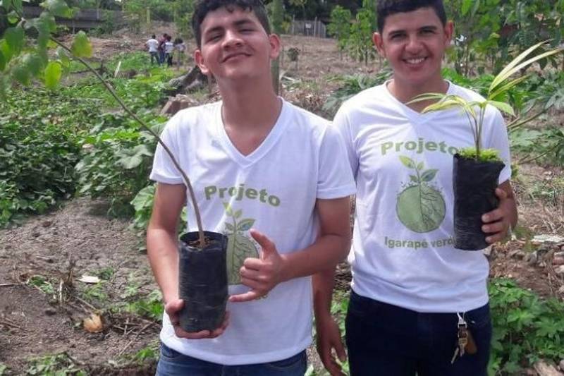 O compromisso ambiental e a dedicação de estudantes da Escola de Ensino Técnico do Estado do Pará (Eetepa) do município de Paragominas, no sudeste do Estado, ganharam reconhecimento nacional. O projeto "Igarapé Verde: Um enfoque interdisciplinar para a revitalização do igarapé em Paragominas”, que mobiliza alunos da instituição, foi premiado no concurso nacional “Respostas para o Amanhã”, promovido pela multinacional Samsung em parceria com o Centro de Estudos e Pesquisas em Educação, Cultura e Ação Comunitária (Cenpec). O projeto, desenvolvido pela escola desde novembro de 2016, foi submetido ao concurso em 2017, concorrendo com mais de 1.370 projetos inscritos, e envolvendo 42 mil alunos, orientados por mil professores de escolas públicas do País. A iniciativa da escola paraense foi premiada pelo júri técnico, entre os cinco vencedores em nível nacional.
FOTO: ASCOM / SEDUC
DATA: 23.02.2018
PARAGOMINAS - PARÁ <div class='credito_fotos'>Foto: ASCOM SEDUC | <a href='/midias/2018/originais/2611763c-74c1-444c-b4b5-2292fb4ce2e7.jpg' download><i class='fa-solid fa-download'></i> Download</a></div>