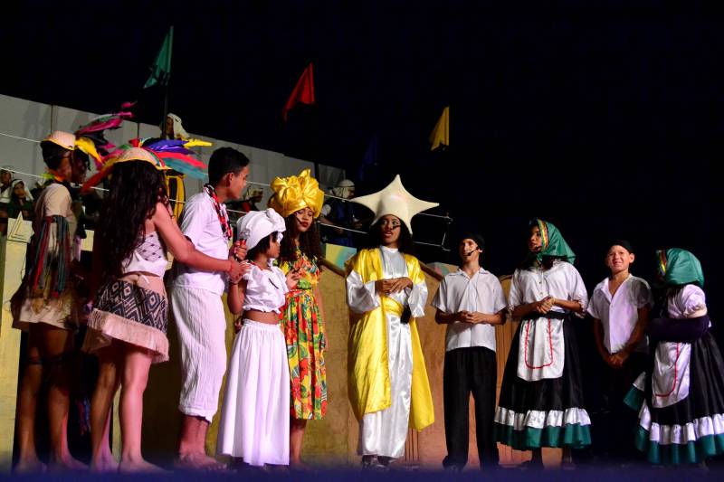 Um espetáculo de luz, que destaca esperança e alegria, será apresentado por mais de 100 crianças que participaram das oficinas de iniciação artística do Curro Velho, núcleo da Fundação Cultural do Pará (FCP). Intitulado “Pesquei um lampião e viajei o mundo”, o espetáculo será encenado na sexta-feira (7) e no sábado (8), a partir das 18 h, no Núcleo de Oficinas Curro Velho, no bairro do Telégrafo, em Belém.

FOTO: ASCOM FCP
DATA: 06.12.2018
BELÉM - PARÁ <div class='credito_fotos'>Foto: ASCOM FCP   |   <a href='/midias/2018/originais/261237ff-3430-43e8-858d-4dbdfdc325be.jpg' download><i class='fa-solid fa-download'></i> Download</a></div>