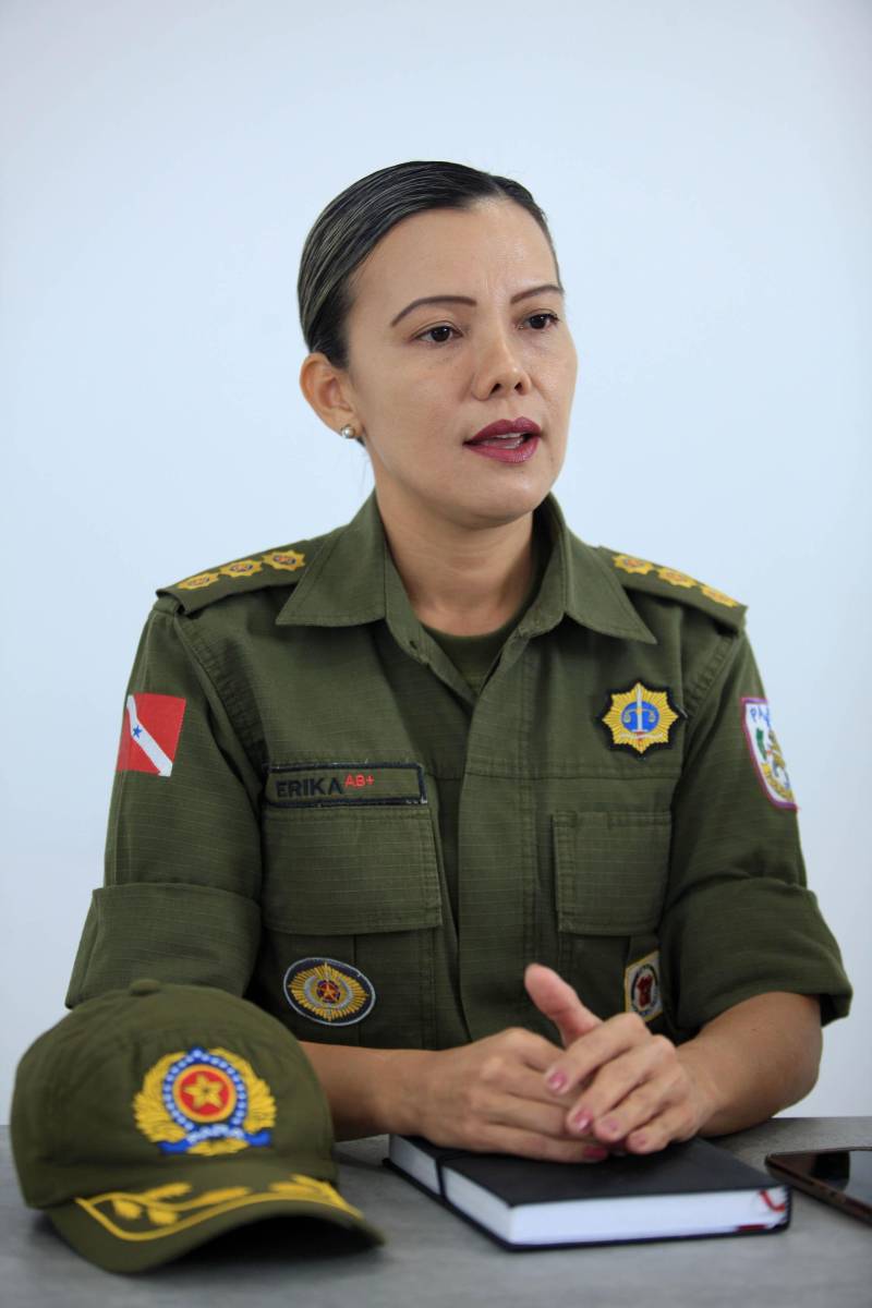 “Ser mulher é o primeiro desafio”. É assim que Erika Pereira (foto), a primeira mulher à frente do Comando de Policiamento da Capital II, descreve a sensação de fazer parte de uma corporação predominantemente formada por homens. A coronel é uma das cerca de 1.600 mulheres que atuam hoje na Polícia Militar (PM). Aos 41 anos, depois de 24 deles na PM, ela não se sente sozinha nessa missão e na ambição de ocupar cargos de liderança. 

FOTO: MÁCIO FERREIRA / AG. PARÁ
DATA: 27.05.2018
BELÉM - PARÁ <div class='credito_fotos'>Foto: MÁCIO FERREIRA/ AG. PARÁ   |   <a href='/midias/2018/originais/261327cd-265d-484c-b374-e4fdb9daa74f.jpg' download><i class='fa-solid fa-download'></i> Download</a></div>