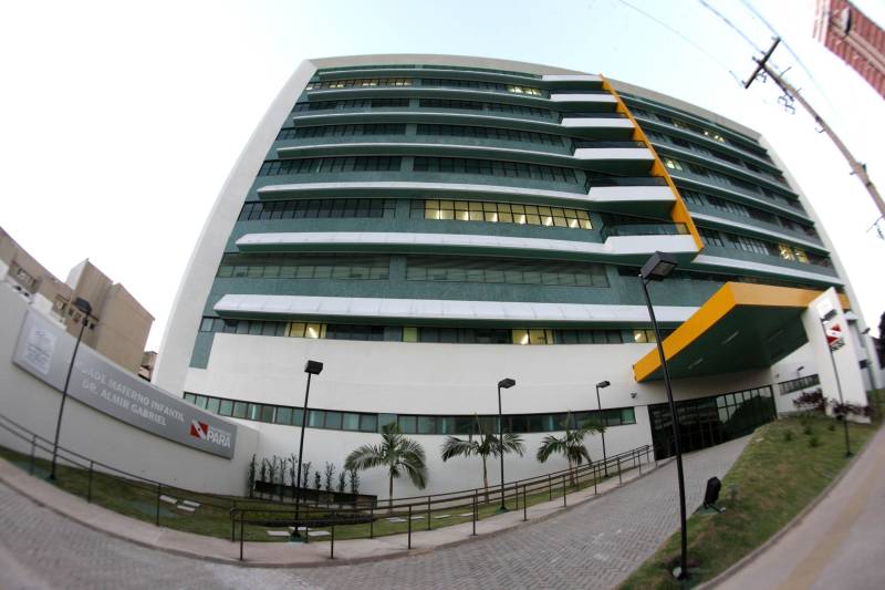 O presidente Michel Temer anunciou, nesta quarta-feira, 14, um pacote de recursos para a área da saúde. O total chega a 1 bilhão de reais e deve aumentar o repasse mensal do governo federal à saúde do estado do Pará em mais R$ 5,8 milhões. O secretário estadual de Saúde, Vítor Mateus, e o prefeito de Paragominas, Paulo Tocantins, participaram da cerimônia, no Palácio do Planalto, em Brasília. Os recursos federais serão destinados a 99 Unidades de Pronto Atendimento - UPAs, 1.401 novos serviços em Santas Casas e hospitais filantrópicos e compra de medicamentos, além de cobrir verbas conseguidas por meio de emendas parlamentares e pagar repasses do governo federal para estados e municípios que se encontravam em atraso. O dinheiro, segundo o ministro da Saúde, Ricardo Barros, tem como origem a revisão de contratos, redução de cargos comissionados e economia com aluguel e outros serviços. Na foto, a nova Santa Casa, em Belém.
FOTO: ANTONIO SILVA / ARQUIVO AG. PARÁ
DATA: 02.07.2016
BELÉM - PARÁ <div class='credito_fotos'>Foto: Antônio Silva/Ag. Pará | <a href='/midias/2018/originais/261da871-14ea-46e2-abc3-3d5d5ce12261.jpg' download><i class='fa-solid fa-download'></i> Download</a></div>