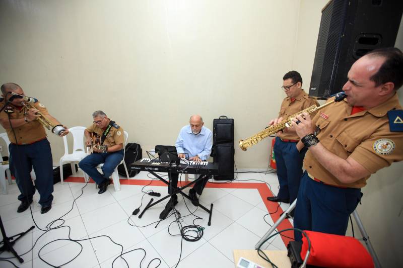 O governador Simão Jatene foi homenageado nesta sexta-feira, 14, com um café da manhã no Quartel do Corpo de Bombeiros Militar do Pará. A homenagem foi feita pela cúpula da Segurança Pública do Estado.

FOTO: MÁCIO FERREIRA / AG. PARÁ
DATA: 14.12.2018
BELÉM - PARÁ <div class='credito_fotos'>Foto: MÁCIO FERREIRA/ AG. PARÁ   |   <a href='/midias/2018/originais/261dd133-fce6-4c37-9d91-7a56179dd3e7.jpg' download><i class='fa-solid fa-download'></i> Download</a></div>