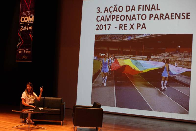 Todas as pessoas que deixaram o teatro onde acontece o Publicom Belém 2018 saíram animadas com o primeiro dia de evento, que encerrou às 20h desta segunda-feira (11). Ter a oportunidade de conhecer mais sobre temas atuais, conhecer de perto profissionais de sucesso da área de comunicação e trocar experiências com estudantes e outros profissionais da área foram os benefícios mais citados por quem participou do evento, que já acontece desde 2013. Na foto, Leba Peixoto, assessora de comunicação da Secretaria de Estado de Justiça e Direitos Humanos (Sejudh).
FOTO: RODOLFO OLIVEIRA / AG. PARÁ
DATA: 11.06.2018
BELÉM - PARÁ <div class='credito_fotos'>Foto: Rodolfo Oliveira/Ag. Pará | <a href='/midias/2018/originais/26200aaf-d09c-4705-ae09-11f40ddedce7.jpg' download><i class='fa-solid fa-download'></i> Download</a></div>