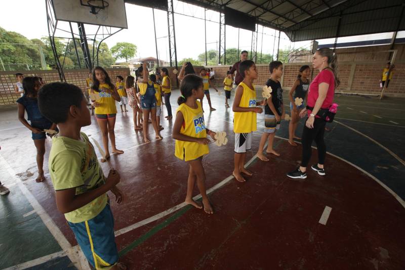 À tarde, os polos do Pro Paz nos Bairros, do Instituto de Ensino de Segurança do Pará (Iesp) e da Universidade Federal do Pará (UFPA) promoveram palestras para as crianças e seus familiares, dentro da programação alusiva ao “Dia da família no polo”, na qual famílias e alunos se reúnem para confraternizar, debater o tema e participar das apresentações de dança. "Hoje realizamos uma roda de conversa sobre abuso e exploração sexual contra crianças e adolescentes. Tanto para os pais, para que fiquem atentos aos sinais e reforcem a atenção, pois grande parte da violência ocorre dentro de casa, quanto para empoderar essas crianças, para que elas saibam diferenciar o contato com os adultos. Se ocorrer, que elas possam denunciar, que elas percebam que têm voz e apoio de profissionais que, constantemente, estão na luta da defesa dos seus direitos", disse a assistente social Joyce Cardoso, responsável pela palestra no Polo UFPA.
FOTO: CARLOS SODRÉ / AG. PARÁ
DATA: 18.05.2018
BELÉM - PARÁ <div class='credito_fotos'>Foto: Agência Pará | <a href='/midias/2018/originais/26242e68-a865-47bc-9eb3-dec0395242cb.jpg' download><i class='fa-solid fa-download'></i> Download</a></div>