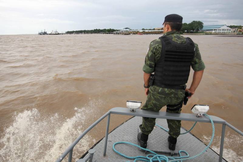 Lancha da Companhia de Policiamento Fluvial em plena baia do Guajará, próximo a capital Belém. Que realiza o policiamento ostensivo nos rios do Estado e atende comunidades ribeirinhas através de projetos sociais.
FOTO: CARLOS SODRÉ / AG. PARÁ
DATA: 27.04.2018
BELÉM - PARÁ <div class='credito_fotos'>Foto: Marcelo Lelis / Ag. Pará | <a href='/midias/2018/originais/262c7c55-d300-41e1-83c3-1362eaca08d7.jpg' download><i class='fa-solid fa-download'></i> Download</a></div>