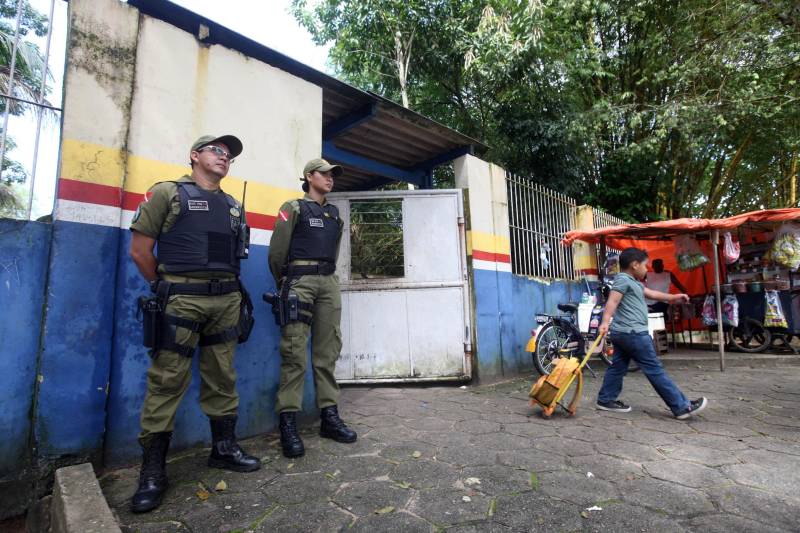 Uma das seis escolas da capital nas quais o Cipoe atua com o Plano de Segurança Escolar é a Escola Estadual Hilda Vieira (foto), no bairro da Marambaia. Lá estudam 1.300 alunos, do ensino fundamental à Educação de Jovens e Adultos (EJA), nos períodos matutino, vespertino e noturno.
FOTO: SIDNEY OLIVEIRA / AG. PARÁ
DATA: 30.05.2018
BELÉM - PARÁ <div class='credito_fotos'>Foto: Sidney Oliveira/Ag. Pará | <a href='/midias/2018/originais/262cd783-cc3b-4eb4-86eb-b6bdfd2ceade.jpg' download><i class='fa-solid fa-download'></i> Download</a></div>
