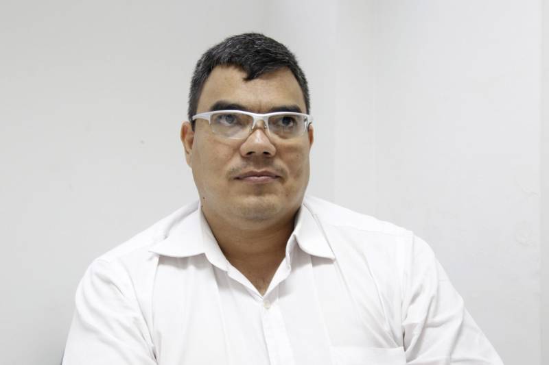 As revistas gerais nos presídios de todo o Pará foram intensificadas para reforçar a segurança durante o feriado prolongado da Semana Santa. A Superintendência do Sistema Penitenciário do Estado (Susipe) iniciou no dia 27, a Operação Sentinela do Norte, em parceria com a Polícia Militar (PM), de forma simultânea, nas 46 unidades prisionais da Região Metropolitana de Belém (RMB) e interior. Na foto, o diretor de Administração Penitenciária da Susipe, Coronel Wilson Araújo.
FOTO: AKIRA ONUMA / ASCOM SUSIPE
DATA: 28.03.2018
BELÉM - PARÁ <div class='credito_fotos'>Foto: Akira Onuma / Ascom Susipe | <a href='/midias/2018/originais/262f2eca-cd2b-4d5d-9307-c8086826f92c.jpg' download><i class='fa-solid fa-download'></i> Download</a></div>