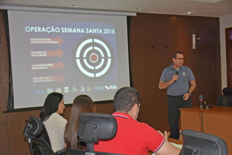 Quarenta e um municípios e 56 balneários do Estado do Pará receberão reforço nas ações de segurança durante a operação Semana Santa, que se inicia amanhã, 29, e termina somente na segunda-feira, 2 de abril. Ao todo, serão 1.566 agentes de segurança de 14 órgãos municipais, estaduais e federais atuando na operação, durante o regime de plantão. O anúncio das ações estratégicas para o feriado da Semana Santa ocorreu na manhã desta quarta-feira, 28, durante entrevista coletiva na sede da Secretaria de Estado de Segurança Pública e Defesa Social (Segup). Os principais alvos da operação visam garantir a segurança das pessoas e patrimônio; coibir o excesso de velocidade; fiscalizar e advertir quem realizar ultrapassagem imprudente e direção sob o efeito de álcool nas rodovias estaduais e federais. Na foto, o secretário adjunto de Gestão Operacional da Segup, Coronel André Cunha.
FOTO: CARLOS YURI / ASCOM SEGUP
DATA: 28.03.2018
BELÉM - PARÁ <div class='credito_fotos'>Foto: CARLOS YURI / ASCOM SEGUP | <a href='/midias/2018/originais/262fc672-a31b-44c9-a83c-1ecbb9ca13f3.jpg' download><i class='fa-solid fa-download'></i> Download</a></div>
