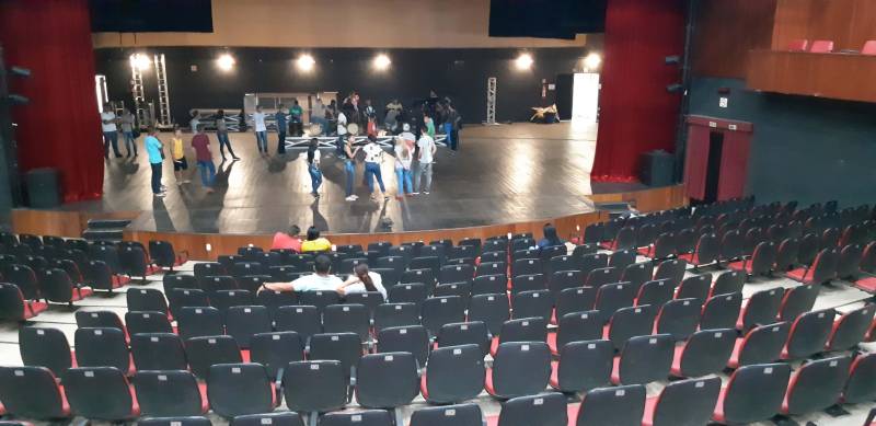 erca de 30 adolescentes e jovens que cumprem medidas socioeducativas nas unidades da Fundação de Atendimento Socioeducativo do Pará (Fasepa), na Região Metropolitana de Belém, participaram nesta segunda-feira (4) do último ensaio geral para o “IV Sarau Literário da Socioeducação”, marcado para o dia 5, no Teatro Margarida Schivasappa, no Centur. Foram os últimos ajustes de cena para o espetáculo que presta homenagem ao escritor Milton Hatoum e que busca levar os socioeducandos ao processo de ressocialização, contando com danças, literatura, poesia e música. O ensaio (foto) reuniu em cena todos os socioeducandos envolvidos nesse processo artístico cultural. A coordenadora da Ação Talentos da Fasepa, Marta Santos salientou que o ensaio geral, realizado na véspera do evento, ajuda os internos a entrarem no clima da apresentação e viver a expectativa de participar de uma apresentação teatral.

FOTO: TIAGO FURTADO / ASCOM FASEPA
DATA: 04.06.2018
BELÉM - PARÁ <div class='credito_fotos'>Foto: TIAGO FURTADO / ASCOM FASEPA   |   <a href='/midias/2018/originais/262fcc8c-45c4-45ce-a0cc-46b3f39d03c5.jpg' download><i class='fa-solid fa-download'></i> Download</a></div>