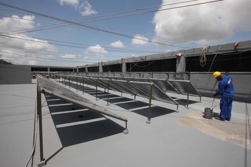 As obras estruturais no Hospital Abelardo Santos, no distrito de Icoaraci, na Grande Belém, já estão quase 100% concluídas. A unidade de saúde será a maior do Pará, com 10 andares, 269 leitos e portas abertas para atender cerca de 2 milhões de pessoas somente na região metropolitana, além de ser mais uma opção para desafogar o atendimento dos municípios da região das ilhas e nordeste do estado. Até o início de dezembro, o hospital, antes com capacidade para 50 leitos em somente um pavimento, será inaugurado. A unidade de saúde está 95% pronta, faltando apenas a instalação dos equipamentos médico-assistenciais e as obras de acabamento do andar térreo.
FOTO: MÁCIO FERREIRA / AG. PARÁ
DATA: 31.10.2018
ICOARACI - PARÁ <div class='credito_fotos'>Foto: MÁCIO FERREIRA/ AG. PARÁ | <a href='/midias/2018/originais/26379b0a-5faf-4a61-a540-03a47fb46a84.jpg' download><i class='fa-solid fa-download'></i> Download</a></div>