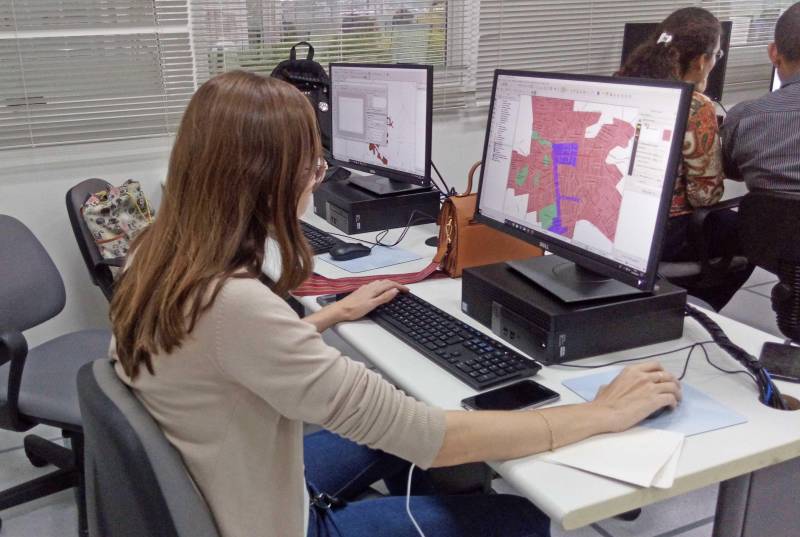 Termina nesta sexta-feira, 6, a primeira turma do curso de capacitação (foto) de Georreferenciamento Remoto e Elaboração de Mapas Temáticos (básico) de software SIG Quantum (QGIS), ofertado aos municípios pela Secretaria de Estado de Desenvolvimento Urbano e Obras Públicas (Sedop), em ação conjunta com o Centro Gestor e Operacional do Sistema de Proteção da Amazônia (Censipam). O curso de 40 horas apresentou aos participantes a nova ferramenta que possibilita o acesso ao banco de dados da esfera governamental. Esses dados podem ser usados como referências na elaboração do Planos Diretor Municipal.
FOTO: ASCOM / SEDOP
DATA: 06.04.2018
BELÉM - PARÁ <div class='credito_fotos'>Foto: Ascom Sedop | <a href='/midias/2018/originais/26414ab1-9322-4179-884f-094f5d3836a7.jpg' download><i class='fa-solid fa-download'></i> Download</a></div>