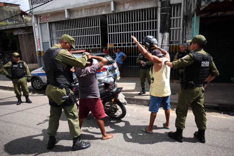 Militares do 1º Batalhão de Policiamento Militar (BPM) realizaram na manhã desta terça-feira, 15, a operação Ônibus Seguro, no bairro do Barreiro, em Belém. Quinze policiais em quatro viaturas, subordinados ao Comando de Policiamento da Capital, participaram da operação fazendo a abordagem e revista nos ônibus que circulam no perímetro, assim como a orientação aos usuários. Durante as duas horas da operação realizada nesta terça-feira, 15, pela manhã, na Pedro Álvares Cabral com Passagem Mirandinha (foto), nenhuma ocorrência foi registrada.

FOTO: THIAGO GOMES / AG. PARÁ
DATA: 15.05.2018
BELÉM - PARÁ <div class='credito_fotos'>Foto: Thiago Gomes /Ag. Pará   |   <a href='/midias/2018/originais/26461900-3e8e-47bd-9fa6-c01064ef16a8.jpg' download><i class='fa-solid fa-download'></i> Download</a></div>