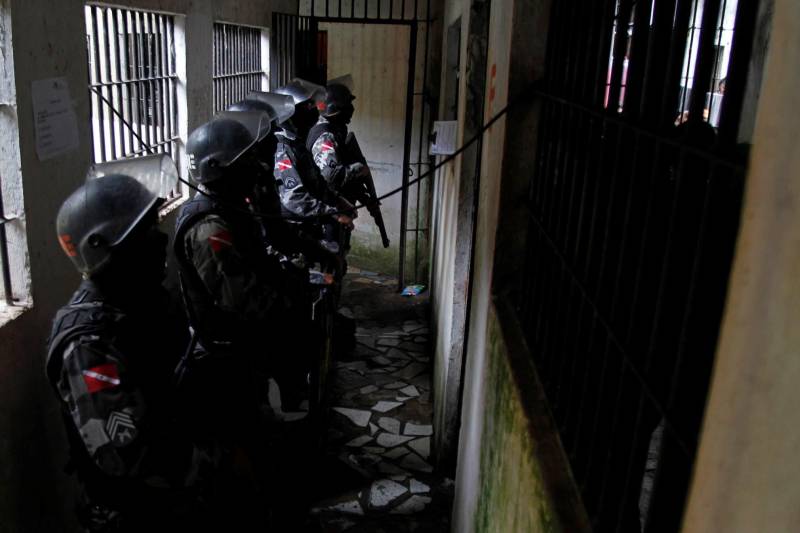 A Superintendência do Sistema Penitenciário do Pará (Susipe), em parceria com a Polícia Militar, realiza desde quarta-feira (7) a Operação Sentinela do Norte, nos complexos penitenciários de Marituba e Santa Izabel do Pará, na Região Metropolitana de Belém. O objetivo das revistas estruturais nas unidades prisionais é apreender objetos ilícitos e frustrar possíveis planos de fuga, encontrando escavações nas celas. A ação faz parte da Operação Carnaval 2018, coordenada pela Secretaria de Estado Segurança Pública e Defesa Social (Segup). As revistas começaram na última quinta-feira (1º) no Complexo Penitenciário de Marituba. No Presídio Estadual Metropolitano I (PEM I) cerca de 30 policiais militares entraram na casa penal para uma revista minuciosa em todos os blocos carcerários. O diretor da unidade prisional, tenente-coronel Emerson Barbosa, informou que a operação é fundamental para manter a tranquilidade nas unidades prisionais.
FOTO: AKIRA ONUMA / ASCOM SUSIPE
DATA: 08.02.2018
BELÉM - PARÁ <div class='credito_fotos'>Foto: Akira Onuma / Ascom Susipe | <a href='/midias/2018/originais/26533961-3758-474a-bab9-72e718504d79.jpg' download><i class='fa-solid fa-download'></i> Download</a></div>