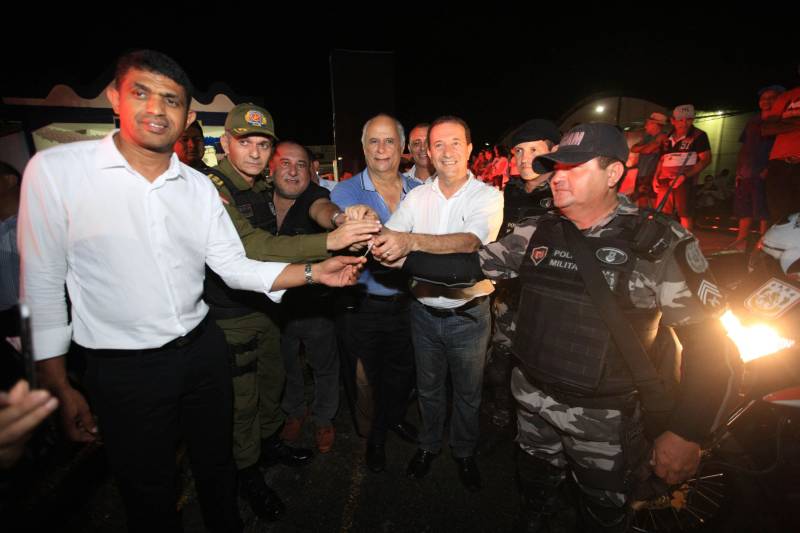 O Governo do Pará garante mais investimentos em segurança, infraestrutura e regularização fundiária ao município de Capanema, no nordeste paraense. Na noite desta segunda-feira (4) foram entregues novas viaturas para a Polícia Militar (foto) e assinados convênios e ordens de serviço para novas obras na cidade.

FOTO: MÁCIO FERREIRA / AG. PARÁ
DATA: 04.06.2018
CAPANEMA - PARÁ <div class='credito_fotos'>Foto: MÁCIO FERREIRA/ AG. PARÁ   |   <a href='/midias/2018/originais/2655defd-b9ac-4fb1-96da-9f162d8c9b67.jpg' download><i class='fa-solid fa-download'></i> Download</a></div>