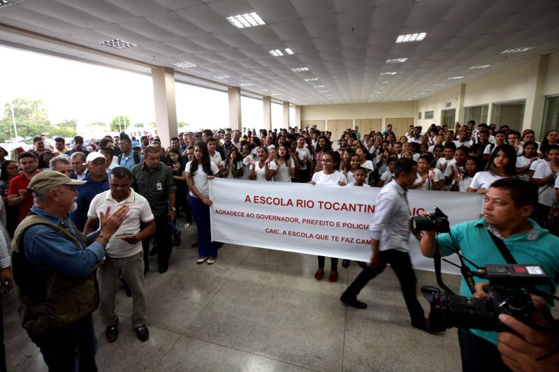 O Governador do Estado, Simão Jatene, também entregou para a região mais de 90 viaturas (foto) , 65 caminhonetes e 27 carros utilitários (pálios weekend), com destaque para duas da patrulha rural e uma para ronda escolar específica para Marabá. O Secretário de Estado de Segurança Pública, Luiz Fernandes, ressaltou que os veículos vão substituir a frota nas regiões sul e sudeste. “Surgiu uma demanda do policiamento rural, e já uma semana depois, por determinação do governador, já trouxemos as viaturas e já temos o policiamento disponível para fazer esse patrulhamento, que vai iniciar na região sudeste, mas se estenderá para a região sul e nordeste do estado. Hoje estamos substituindo toda a frota de veículos da região sul e sudeste, além disso o governador determinou onde tiver policiamento vai ter uma viatura, e já foi apresentado para a região os novos policiais que tomaram posse, nós não temos mais nenhum município sem delegado”, pontuou. Outras conquistas citada pelo Secretário da SEGUP foi o aumento do Núcleo de Apoio à Investigação e a criação de um conselho regional para acompanhar as ações de segurança pública.
FOTO: SIDNEY OLIVEIRA / AG. PARÁ
DATA: 06.04.2018
MARABÁ - PARÁ <div class='credito_fotos'>Foto: Sidney Oliveira/Ag. Pará | <a href='/midias/2018/originais/26581bd9-f113-4a48-921a-04d28f825855.jpg' download><i class='fa-solid fa-download'></i> Download</a></div>