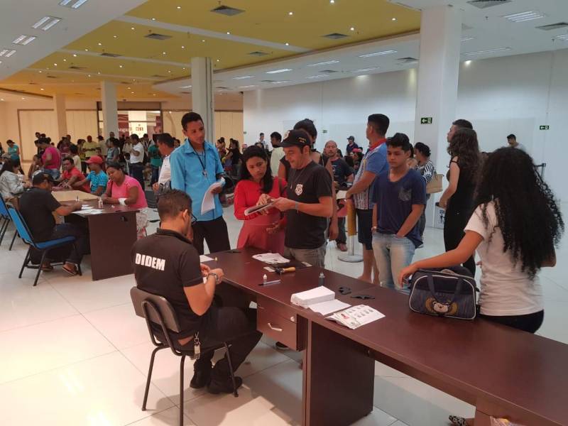 Diante da grande procura por emissão de carteira de identidade na Estação Cidadania Marabá, no sudeste paraense, a fila de espera para tirar o Registro Geral (RG) já previa atendimento até 2019. Para reduzir esse tempo de espera, a Polícia Civil do Pará começou nesta sexta-feira (23) a “Operação Polícia Cidadã”, no segundo piso do Shopping Center da sede municipal. O mutirão, que conta com 11 servidores da Secretaria de Estado de Segurança Pública e Defesa Social (Segup), prevê a emissão de 300 documentos por dia.
FOTO: KÉLIA SANTOS / ASCOM CRGSP
DATA: 23.03.2018
MARABÁ - PARÁ <div class='credito_fotos'>Foto: KÉLIA SANTOS / ASCOM CRGSP | <a href='/midias/2018/originais/26636709-7bec-42d7-987b-1d92271fc330.jpg' download><i class='fa-solid fa-download'></i> Download</a></div>