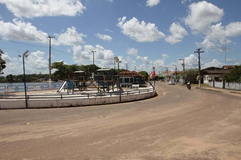 As ruas do bairro Ponto Certo, no município de São Domingos do Capim (foto), no nordeste paraense, ganharão maior mobilidade e segurança. O chão de terra vermelha dará lugar à pavimentação, por meio do programa Asfalto na Cidade, trazendo mais qualidade de vida aos seus moradores e fluidez no trânsito. A ordem de serviço que garante o início das obras foi entregue neste sábado (30), durante evento realizado no salão paroquial da comunidade do Perpétuo Socorro. A cerimônia contou com a participação de representantes do governo do Estado, parlamentares, comunidade e autoridades locais. Ao todo serão asfaltados quatro quilômetros de vias, totalizando um investimento de mais de R$ 2,1 milhões. O município é um dos 142 que já aderiram ao programa Municípios Sustentáveis, da Secretaria Extraordinária de Estado de Municípios Sustentáveis (Semsu). A iniciativa atua no fortalecimento das gestões municipais como uma das ferramentas para o desenvolvimento do Estado. A pavimentação de vias urbanas é fruto das articulações e agenda compartilhada entre o Estado e as prefeituras municipais, dentro do PMS.
FOTO: CRISTINO MARTINS / AG. PARÁ
DATA: 30.06.2018
SÃO DOMINGOS DO CAPIM - PARÁ <div class='credito_fotos'>Foto: Cristino Martins/Ag. Pará | <a href='/midias/2018/originais/2665278a-e61d-4e87-8e45-4b67182e3a7e.jpg' download><i class='fa-solid fa-download'></i> Download</a></div>