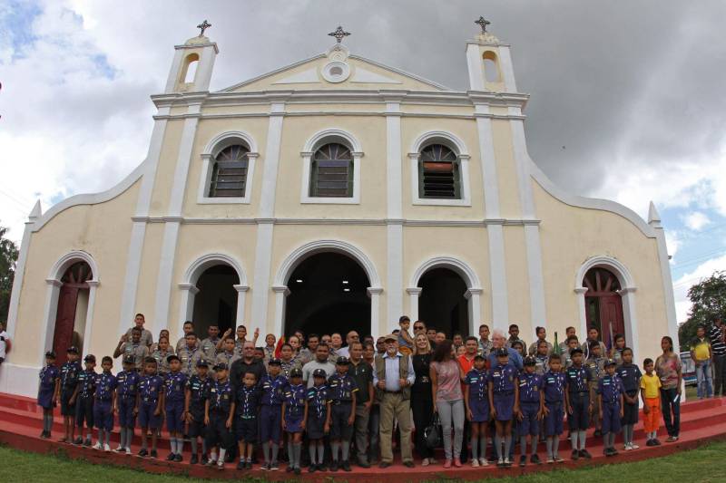 Cento e dezoito famílias da comunidade quilombola do Caeté, no município de Abaetetuba, no nordeste do Estado, foram beneficiadas com um título coletivo de terra. Com o documento, o Governo do Estado, por meio do Instituto de Terras do Pará (Iterpa), reconhece o direito de uma população que há décadas ocupa e trabalha na área. A cerimônia de entrega ocorreu na manhã deste sábado (24), no Centro Comunitário, e contou com a participação do governador Simão Jatene. A área titulada corresponde a cerca de 1.400 hectares. Agora, devidamente respaldadas, as famílias poderão ter acesso a empréstimos, políticas públicas, entre outros benefícios que possibilitam o desenvolvimento da sua produção e a continuidade de suas tradições. “Com o documento de terra a comunidade passa a ter segurança jurídica e acesso a créditos, financiamentos e outros benefícios que antes não lhes era permitido. Além disso, agora eles poderão produzir com mais segurança, mantendo a terra entre as futuras gerações”, afirmou o governador Simão Jatene.
FOTO: CRISTINO MARTINS / AG. PARÁ
DATA: 24.03.2018
ABAETETUBA - PARÁ
<div class='credito_fotos'>Foto: Cristino Martins/Ag. Pará | <a href='/midias/2018/originais/266a7c4d-8b55-48d5-ae98-2497eae27a03.jpg' download><i class='fa-solid fa-download'></i> Download</a></div>