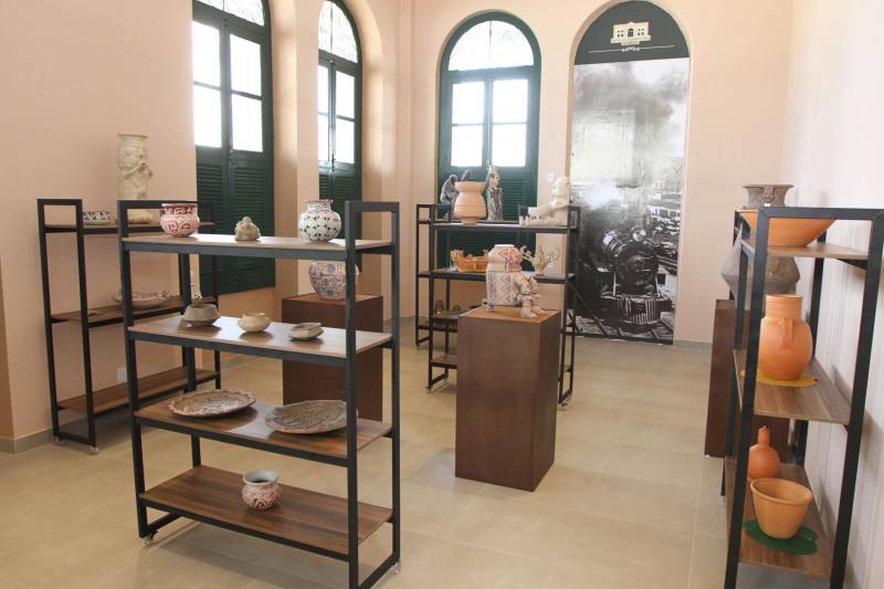 O Governo do Pará entregou nesta quarta-feira, 26, o prédio restaurado da antiga Estação de Trem de Icoaraci (foto). A entrega foi feita pelo governador Simão Jatene. “Estamos recuperando um pedaço importante da história de Belém, de todo o Pará”, disse o governador. Após cinco meses de reforma, a antiga Estação Ferroviária de São João de Pinheiro, atual Icoaraci, foi entregue totalmente restaurada. Há pelo menos 35 anos, o espaço era ocupado pela Cooperativa de Artesãos de Icoaraci (Coarti) e agora vai servir para comercialização e exposição de artesanato, além de espaço para eventos culturais. “Será um espaço multiuso, para manifestações culturais, manifestações sociais e, claro, para a comercialização de artesanato, que é o carro-chefe de Icoaraci”, disse o secretário de estado de Desenvolvimento Econômico, Mineração e Energia (Sedeme), Hildegardo Nunes.

FOTO: CRISTINO MARTINS / AG. PARÁ
DATA: 26.12.2018
ICOARACI - PARÁ <div class='credito_fotos'>Foto: Cristino Martins/Ag. Pará   |   <a href='/midias/2018/originais/266cd17f-ab3b-4798-a59b-496be6139f5f.jpg' download><i class='fa-solid fa-download'></i> Download</a></div>