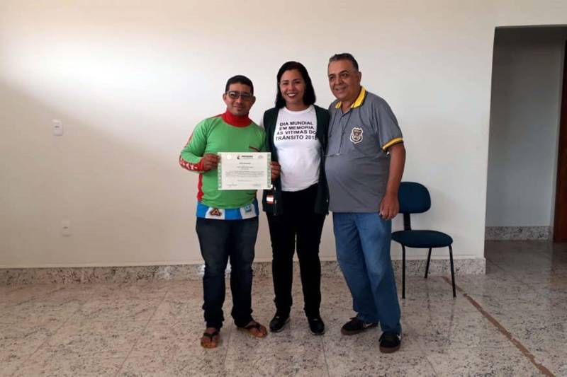 Vinte e oito mototaxistas, condutores de veículos de emergência e taxistas do município de São Miguel do Guamá, no nordeste paraense, receberam na quarta-feira (29), de representantes do Departamento de Trânsito do Estado do Pará (Detran) e da Prefeitura local, os certificados de conclusão de curso específico para quem está autorizado a prestar esses serviços. O curso foi ministrado por técnicos da Escola Pública de Trânsito (EPT) do Detran.

FOTO: ASCOM DETRAN-PA
DATA: 29.11.2018
SÃO MIGUEL DO GUAMÁ-PARÁ <div class='credito_fotos'>Foto: ASCOM DETRAN   |   <a href='/midias/2018/originais/266cf36c-b126-4452-bf43-d563c8d0de93.jpg' download><i class='fa-solid fa-download'></i> Download</a></div>