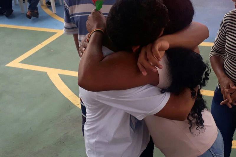 O Dia das Mães na socioeducação é uma data marcada pela emoção de reencontros e pelo fortalecimento dos vínculos afetivos. Pensando nisso, profissionais que atuam nas 15 unidades da Fundação de Atendimento Socioeducativo do Pará (Fasepa), localizadas na Região Metropolitana de Belém e no interior do Estado, promoveram ao longo da última semana uma programação variada, alusiva à data.
FOTO: THIAGO FURTADO / ASCOM FASEPA
DATA: 13.05.2018
ANANINDEUA - PARÁ <div class='credito_fotos'>Foto: THIAGO FURTADO / ASCOM FASEPA | <a href='/midias/2018/originais/26716b11-6202-483b-90c6-a8af76fbfa94.jpg' download><i class='fa-solid fa-download'></i> Download</a></div>