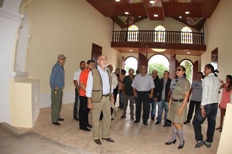 Cento e dezoito famílias da comunidade quilombola do Caeté, no município de Abaetetuba, no nordeste do Estado, foram beneficiadas com um título coletivo de terra. Com o documento, o Governo do Estado, por meio do Instituto de Terras do Pará (Iterpa), reconhece o direito de uma população que há décadas ocupa e trabalha na área. A cerimônia de entrega ocorreu na manhã deste sábado (24), no Centro Comunitário, e contou com a participação do governador Simão Jatene. A área titulada corresponde a cerca de 1.400 hectares. Agora, devidamente respaldadas, as famílias poderão ter acesso a empréstimos, políticas públicas, entre outros benefícios que possibilitam o desenvolvimento da sua produção e a continuidade de suas tradições. “Com o documento de terra a comunidade passa a ter segurança jurídica e acesso a créditos, financiamentos e outros benefícios que antes não lhes era permitido. Além disso, agora eles poderão produzir com mais segurança, mantendo a terra entre as futuras gerações”, afirmou o governador Simão Jatene.
FOTO: CRISTINO MARTINS / AG. PARÁ
DATA: 24.03.2018
ABAETETUBA - PARÁ
<div class='credito_fotos'>Foto: Cristino Martins/Ag. Pará | <a href='/midias/2018/originais/267bcfe7-c14e-4805-b069-43064dbfea8f.jpg' download><i class='fa-solid fa-download'></i> Download</a></div>