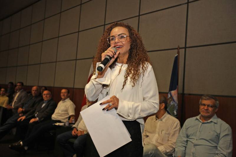 Com a entrega de mais 359 veículos, somente esta semana, o Governo do Pará reforçou a atuação da área de segurança pública em todo o Estado. Todos os veículos auxiliarão no combate a criminalidade e a manutenção da segurança em todo o território paraense. Boa parte desses veículos foi destinada diretamente para as guardas municipais, numa ação integrada com as Prefeituras, por meio da Secretaria de Segurança Pública e Defesa Social (Segup) com articulação da Secretaria de Municípios Sustentáveis, que define em conjunto com os municípios, a agenda de prioridades. A última etapa da entrega ocorreu nesta quinta-feira (5), no Hangar – Centro de Convenções da Amazônia. Na foto, a secretária extraordinária de Municípios Sustentáveis, Izabela Jatene.
FOTO: ANTÔNIO SILVA / AG. PARÁ
DATA: 05.07.2018
BELÉM - PARÁ <div class='credito_fotos'>Foto: Antônio Silva/Ag. Pará | <a href='/midias/2018/originais/268e70e5-b296-4097-91ab-aa8270e80bda.jpg' download><i class='fa-solid fa-download'></i> Download</a></div>