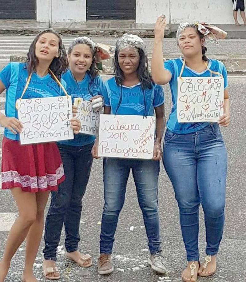 Quatro estudantes da Escola Estadual Antônio Gondim Lins, em Ananindeua, vivenciaram recentemente o sentimento da conquista de uma vaga para um curso superior. Tudo porque na sexta-feira (16), foi divulgada a relação de candidatos aprovados para cursos do Instituto Federal do Pará (IFPA), e entre eles estão Letícia do Socorro Siqueira Souza (Matemática); Elizabeth Feitoza de Abreu (Pedagogia); Larissa Guedes Monteiro (Pedagogia) e Ana Beatriz Alves Seabra (Tecnologia em Saneamento Ambiental). As quatro estudantes que foram aprovadas via SISU (Sistema de Seleção Unificada) acabam de concluir o Ensino Médio em um ano e seis meses de atividades do Projeto Mundiar, mantido pela Secretaria de Estado de Educação (Seduc) em parceria com a Fundação Roberto Marinho. O foco do Projeto Mundiar é a correção da distorção idade-ano escolar de alunos. Em geral, são alunos que abandonaram seus estudos por diversos motivos. Na foto, Larissa Letícia, Elizanbeth e Ana Beatriz.
FOTO: ASCOM / SEDUC
DATA: 21.02.2018
BELÉM - PARÁ <div class='credito_fotos'>Foto: ASCOM SEDUC | <a href='/midias/2018/originais/268ed5a6-d959-44af-aca6-2d82cad767a0.jpg' download><i class='fa-solid fa-download'></i> Download</a></div>