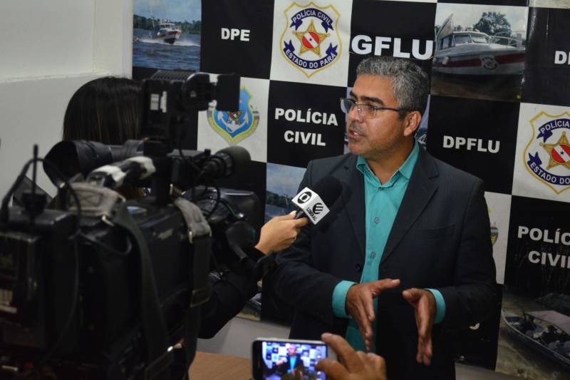 Agentes de segurança pública do Estado do Pará identificaram na tarde desta quinta-feira, 1 de novembro, após ouvir os depoimentos das vítimas que estavam no navio Iluminado, embarcação de passageiros e cargas que sofreu um assalto ao sair de Breves em direção a Laranjal do Jari (Amapá), quatro dos sete criminosos envolvidos na ação pirata. A informação foi dada em entrevista coletiva à imprensa, nesta quinta-feira, pelo titular do Grupamento Fluvial, vinculado à Secretaria de Estado de Segurança Pública (Segup), delegado Dilermando Dantas, na sede do Gflu.
FOTO: ELIELSON MODESTO / ASCOM SEGUP
DATA: 02.11.2018
BELÉM - PARÁ <div class='credito_fotos'>Foto: Elielson Modesto / Ascom Segup | <a href='/midias/2018/originais/2698e1a9-b85a-4fc9-9a66-85a2d7b52939.jpg' download><i class='fa-solid fa-download'></i> Download</a></div>