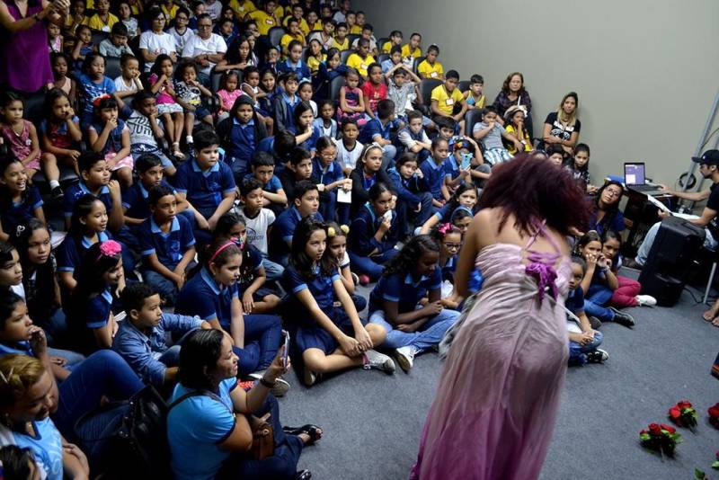 A Biblioteca Arthur Vianna, da Fundação Cultural do Pará (FCP), promove o evento “Literatura Para Gente Miúda”, uma programação especial voltada ao público infantil. O evento comemora o Dia do Livro Infantil, nesta quarta-feira, 18. Espetáculo teatral, exposição e performances poéticas fazem parte da iniciativa.
FOTO: ASCOM FCP
DATA: 18.04.2018
BELÉM - PARÁ <div class='credito_fotos'>Foto: ASCOM FCP | <a href='/midias/2018/originais/269a3454-2783-4ca3-b3f5-90f4b34a971a.jpg' download><i class='fa-solid fa-download'></i> Download</a></div>