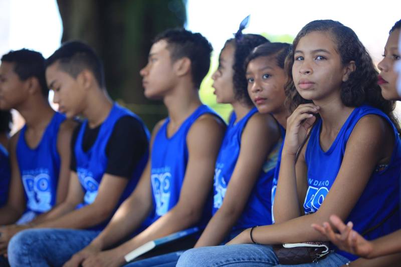 Criado em 2004, o projeto Pro Paz nos Bairros (foto) tem o objetivo de auxiliar crianças e jovens dos 8 aos 18 anos, em um período complementar à escola. O programa atende uma média de 2.500 alunos por ano em sete bairros de Belém. São oferecidas atividades de artes, esporte, cultura e lazer. Mas com a intenção de diminuir a evasão escolar, o Pro Paz oferece formas lúdicas de ensino de disciplinas tradicionais como matemática, português e história, como a palestra com o historiador na manhã desta sexta-feira. “Esse trabalho surgiu com o objetivo da prevenção. Queremos tirar esses alunos atendidos da rua, da vulnerabilidade social. Quando eles não estão na escola, eles estão com a gente, protegidos, desenvolvendo atividades e descobrindo suas potencialidades”, disse Mônica Altman, presidente do Pro Paz.
FOTO: MÁCIO FERREIRA /AG. PARÁ
DATA: 11.05.2018
BELÉM - PARÁ <div class='credito_fotos'>Foto: MÁCIO FERREIRA/ AG. PARÁ | <a href='/midias/2018/originais/269f1408-4d36-43da-9019-3851a756f0fd.jpg' download><i class='fa-solid fa-download'></i> Download</a></div>