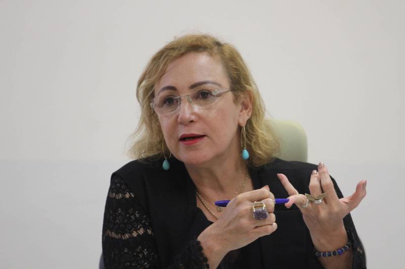 Representantes de 20 entidades sindicais foram recebidos na tarde desta terça-feira (27), na Secretaria de Estado de Administração (Sead), para tratar sobre a data base dos servidores. A secretária de Administração Alice Viana (foto) – acompanhada de José Megale, chefe da Casa Civil, e Ruth Pina, secretária adjunta de Administração -, explicou aos sindicalistas que, apesar de a economia do País vir dando sinais de recuperação, é preciso prudência ao discutir medidas que aumentem os custos da gestão pública. "Esperamos até o início de abril um levantamento da Secretaria Estadual de Fazenda (Sefa) do comportamento de receita do mês de março, para uma análise cuidadosa da nossa capacidade no comprometimento de gastos. Hoje, nosso comprometimento de receita corrente líquida com pessoal é de 45,08%, muito perto do limite prudencial de gastos. Portanto, só temos como dar uma posição referente a reajuste após esse período", informou.
FOTO: CRISTINO MARTINS /AG. PARÁ
DATA: 27.03.2018
BELÉM - PARÁ <div class='credito_fotos'>Foto: Cristino Martins/Ag. Pará | <a href='/midias/2018/originais/26a02d24-f67e-4505-8940-aef204cb76e1.jpg' download><i class='fa-solid fa-download'></i> Download</a></div>