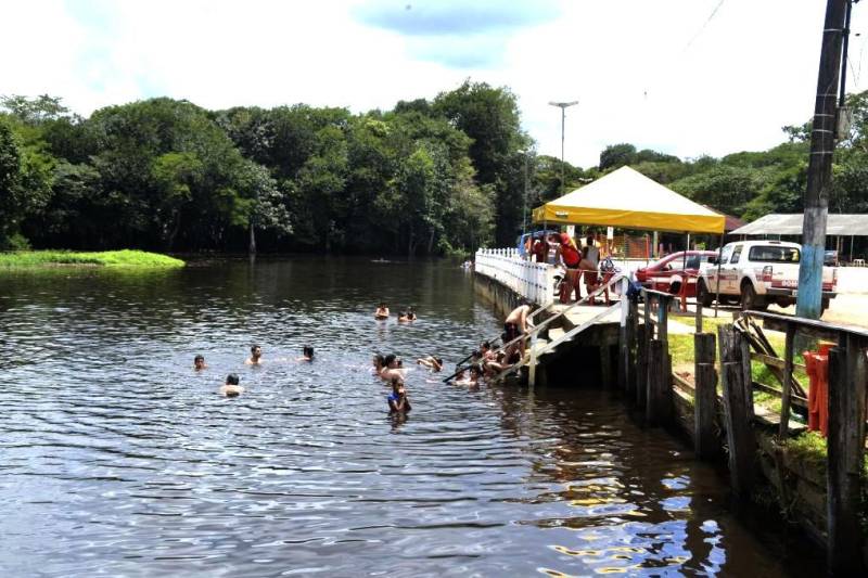 A terça-feira de Carnaval (13) nas praias do município de Barcarena foi marcada pelo trabalho de prevenção e de orientação aos frequentadores. Militares do Corpo de Bombeiros trabalharam intensamente no quarto dia da Operação Carnaval 2018 nas praias e blocos de rua, a fim de garantir a segurança de todos. A festa em Barcarena só terminará na Quarta-feira de Cinzas, com atrações musicais. As praias de Caripi, Vila do Conde, Cupiranga e Sirituba receberam o reforço do efetivo militar para atender os banhistas em qualquer situação. Com a tranquilidade nas praias, não houve registro de ocorrências graves, resultado do trabalho preventivo realizado pelo 6° Grupamento de Bombeiros Militar de Barcarena.
FOTO: ASCOM / CBMPA
DATA: 13.02.2018
SANTA IZABEL - PARÁ
<div class='credito_fotos'>Foto: ASCOM / CBMPA | <a href='/midias/2018/originais/26aa5180-7e2e-4ff4-b429-a2de018be083.jpg' download><i class='fa-solid fa-download'></i> Download</a></div>