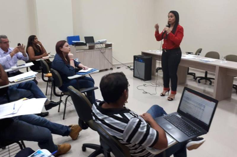 Para evitar que pendências dificultem o acesso das prefeituras aos recursos do Fundo para o Desenvolvimento Regional com Recursos da Desestatização (FRD) do Banco Nacional de Desenvolvimento Econômico e Social (BNDES), o Centro Regional de Governo do Sudeste do Pará e a Secretaria de Estado de Desenvolvimento Urbano e Obras Públicas (Sedop), em parceria com a Associação dos Municípios do Araguaia, Tocantins e Carajás (Amat) e Secretaria Extraordinária dos Municípios Sustentáveis, realiza capacitação com 14 prefeituras, que recebem influência da Empresa Vale, sobre o checklist dos 44 itens solicitados pelo BNDES, no Centro de Convenções em Marabá.
FOTO: ASCOM CRG
DATA: 23.02.2018
MARABÁ - PARÁ <div class='credito_fotos'>Foto: ASCOM CRG | <a href='/midias/2018/originais/26af5a0e-43ec-438e-8fba-9da31dfb4ffb.jpg' download><i class='fa-solid fa-download'></i> Download</a></div>