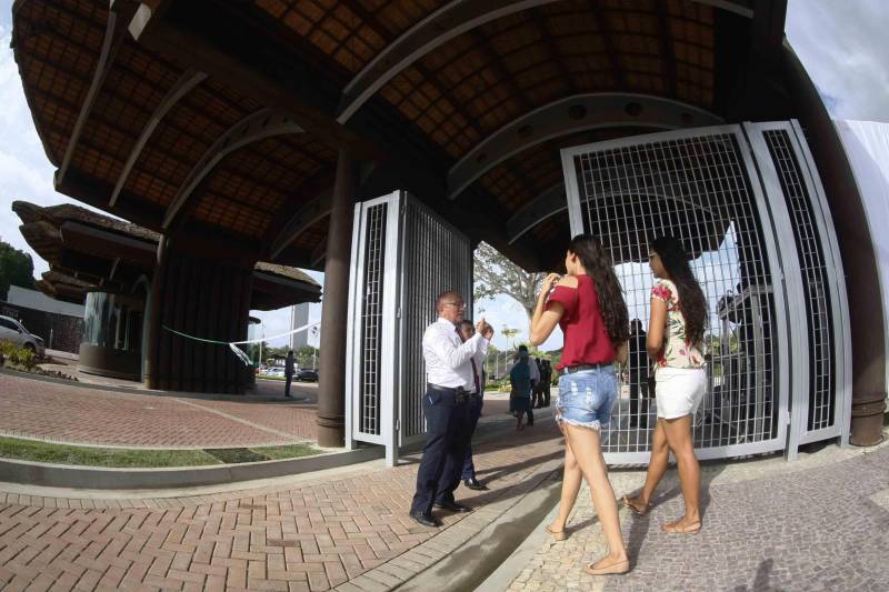 O Parque Estadual do Utinga (PEUt) o mais importante espaço de preservação e estudo da biodiversidade dentro da Região Metropolitana de Belém será reaberto à população a partir desta sexta,16, a partir das 16h30, com apresentações artísticas, com o Boi Veludinho, crianças do Pro Paz e a premiada Orquestra Sinfônica do Theatro da Paz. A apresentação será em um espaço ao ar livre e não será necessária a retirada de ingressos, por esse motivo, a recomendação é que o público chegue cedo, porque a entrada será fechada quando o espaço estiver lotado.
FOTO: THIAGO GOMES / AG PARÁ
DATA: 16.03.2018
BELÉM - PARÁ <div class='credito_fotos'>Foto: Thiago Gomes /Ag. Pará | <a href='/midias/2018/originais/26b6ee45-3af0-4156-a712-43645c026d08.jpg' download><i class='fa-solid fa-download'></i> Download</a></div>