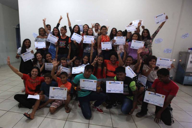 Dias para ficar na memória e deixar um legado de tolerância, igualdade e respeito. A Semana dos Povos Indígenas chega ao fim no Dia do Índio, data emblemática que, no Brasil, marca a luta por direitos desde o ano de 1943. Arena múltipla, que proporcionou espaço para manifestações culturais, esporte, lazer e debates, o evento transformou São Félix do Xingu, a cerca de 1.050 quilômetros de Belém, na capital nacional indígena. Este ano, o evento tomou grandes proporções, com a participação de cinco mil índios de 12 etnias, de Estados como Maranhão, Mato Grosso, Minas Gerais, Tocantins e Pernambuco. “A Semana dos Povos Indígenas ganhou vida própria. O que começou como um encontro destinado aos Kayapó se tornou um grande congraçamento de tribos e etnias. Expandimos também as discussões, trazendo grandes nomes nacionais para enriquecer as reflexões que devemos fazer na luta pelos direitos indígenas. Posso dizer que foi um sucesso”, afirma a organizadora, Viviane Cunha, destacando o apoio do Estado. “Sem o governo não existiria o evento. A segurança, a ação de cidadania, a comunicação, o esporte, as oficinas, enfim, tudo isso faz sermos hoje o que somos. Só tenho a agradecer”.
FOTO: RODOLFO OLIVEIRA / AG PARÁ
DATA: 19.04.2018
LOCAL: SÃO FÉLIX DO XINGU <div class='credito_fotos'>Foto: Rodolfo Oliveira/Ag. Pará | <a href='/midias/2018/originais/26bac698-2945-4a18-9de1-ec256efb99f0.jpg' download><i class='fa-solid fa-download'></i> Download</a></div>