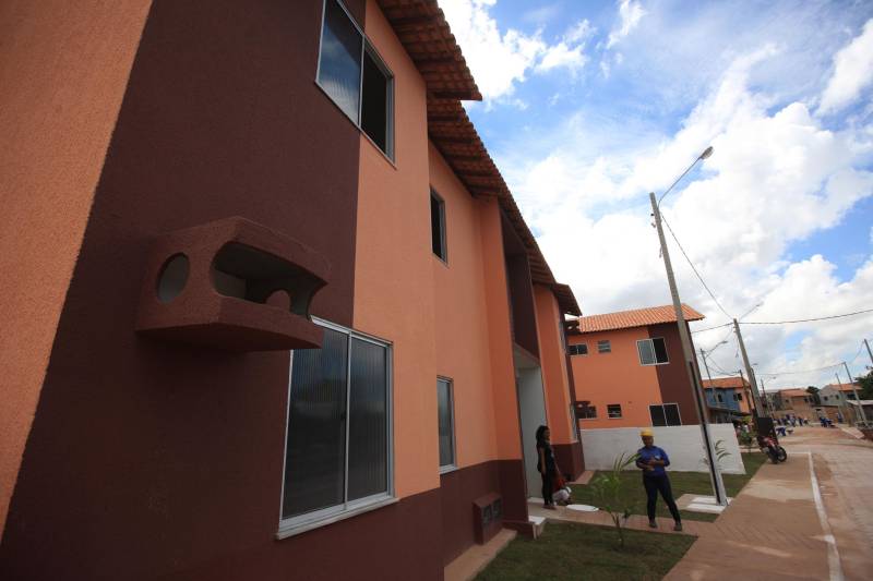 A Cohab entregou hoje(07) mais 30 unidades habitacionais do Projeto Taboquinha, em Icoaraci, que contempla a construção de moradias e infraestrutura urbana, incluindo a recuperação ambiental em torno do Igarapé Tabocão, propiciando a retomada das atividades dos pescadores da área. O projeto prevê ainda a entrega de mais 20 unidades habitacionais, o que deverá ocorrer em 2019. Seu Luís França, de 85 anos, foi um dos primeiros a chegar para a entrega das unidades habitacionais do Taboquinha. Ele ficou emocionado ao receber as chaves de sua nova casa. "Hoje é um dia de alegria pra mim, agradeço a todos que trabalharam nesse projeto, pra dar essa casa para nós", disse o idoso que irá morar com a filha no novo endereço.

FOTO: SIDNEY OLIVEIRA / AG. PARÁ
DATA: 07.12.2018
ICOARACI - PARÁ <div class='credito_fotos'>Foto: Sidney Oliveira/Ag. Pará   |   <a href='/midias/2018/originais/26bfd400-4369-4d9f-914d-91b0c79fdb14.jpg' download><i class='fa-solid fa-download'></i> Download</a></div>