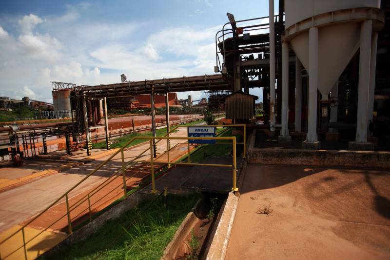 Por conta do não cumprimento do prazo de 48 horas dado pelo Governo do Estado para que a Hydro (foto) reduzisse os níveis das bacias de resíduos ao nível de pelo menos um metro, a Secretaria de Meio Ambiente e Sustentabilidade (Semas) notifica a empresa, na manhã desta terça-feira (27), com a determinação de que reduza a produção da refinaria em 50%. A Semas também triplicará a multa definida anteriormente, cumprindo a legislação ambiental em vigor, chegando a cerca de R$ 1 milhão por dia de descumprimento (300 mil Unidades de Padrão Fiscal). A empresa informou formalmente que reduziu os índices, mas não integralmente no total determinado de um metro. A determinação de redução emitida pela Semas reforça ainda que devem ser mantidos e ampliados os esforços para tratamento dos efluentes e de redução dos níveis das bacias. As equipes da Semas permanecem em campo 24 horas, trabalhando em conjunto com a Defesa Civil e outros órgãos, monitorando a situação.
FOTO: IGOR BRANDÃO / AG. PARÁ
DATA: 24.02.2018
BARCARENA - PARÁ <div class='credito_fotos'>Foto: IGOR BRANDÃO / AG. PARÁ | <a href='/midias/2018/originais/26c13b37-2551-40de-adb2-97a4163bca16.jpg' download><i class='fa-solid fa-download'></i> Download</a></div>