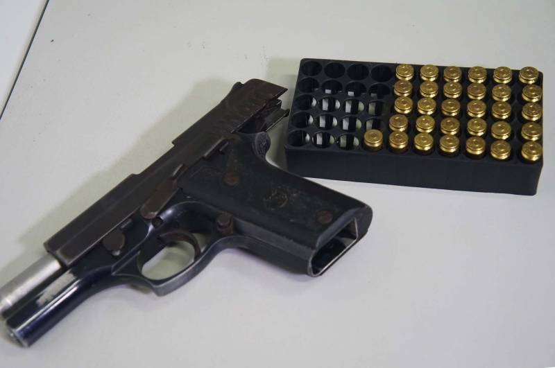 Um trabalho conjunto das Polícias Civil e Militar prendeu 31 pessoas, nesta quarta-feira, 28, durante a Operação Rio das Cobras, que cumpriu mandados judiciais nos municípios de Belém, Santa Izabel do Pará, Moju e Abaetetuba. Os envolvidos são acusados de crimes, como tráfico de drogas, roubos e homicídios. A operação contou com 200 policiais divididos em 45 equipes e com apoio de 50 viaturas. Sob coordenação do delegado-geral da Polícia Civil, Rilmar Firmino, a ação policial teve 35 alvos nos quatro municípios, a maior em Moju (base da operação), no nordeste paraense. O nome da operação é uma referência ao significado da palavra Moju na língua indígena Tupi.
FOTO: ASCOM / POLÍCIA CIVIL
DATA: 28.02.2018
MOJU - PARÁ <div class='credito_fotos'>Foto: Ascom / Polícia Civil | <a href='/midias/2018/originais/26ce8d72-ac0b-44b0-8e31-3ba0ea8c0533.jpg' download><i class='fa-solid fa-download'></i> Download</a></div>