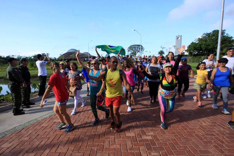 Uma reabertura feita a milhares de mãos. A fita inaugural colocada no inicio da trilha principal do Parque do Utinga foi rompida por mais de cinco mil pessoas ansiosas pelo inicio da caminhada, marcando o segundo dia da programação de reabertura do mais novo espaço paraense de lazer e interatividade com a natureza.
FOTO: MÁCIO FERREIRA / AG. PARÁ
DATA: 17.03.2018
BELÉM - PARÁ <div class='credito_fotos'>Foto: MÁCIO FERREIRA/ AG. PARÁ | <a href='/midias/2018/originais/26cef08b-ea63-4805-8d5a-ca8cda581115.jpg' download><i class='fa-solid fa-download'></i> Download</a></div>
