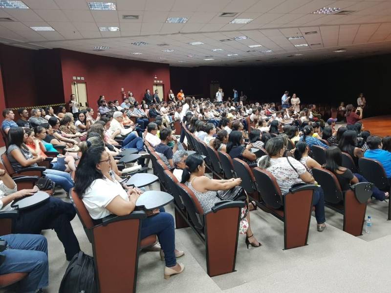 A Fundação Pro Paz participou da audiência pública sobre o tema “Família, sociedade e poder público, juntos pela dignidade e respeito à mulher”, realizada na tarde desta quinta-feira (22), no Carajás Centro de Convenções Leonildo Borges Rocha, em Marabá, na região sudeste. A audiência foi promovida pela 3ª Promotoria de Justiça Criminal de Marabá, vinculada ao Ministério Público do Estado do Pará. A presidente da Fundação Pro Paz, Mônica Altman, reafirmou a importância da existência no Pará do Pro Paz Integrado, programa da Fundação Pro Paz, pioneiro no Brasil em adotar uma concepção de trabalho que agrega, em apenas um espaço, todos os serviços necessários a uma assistência imediata, humanizada e eficaz às vítimas de violência doméstica, familiar ou sexual. Ela adiantou que será inaugurada, em breve, mais uma unidade Pro Paz Integrado em Marabá.
FOTO: ASCOM / PRO PAZ
DATA: 23.03.2018
MARABÁ - PARÁ <div class='credito_fotos'>Foto: ASCOM PRO PAZ | <a href='/midias/2018/originais/26d6ba58-bc30-457b-9a2a-f794fdf86a20.jpg' download><i class='fa-solid fa-download'></i> Download</a></div>