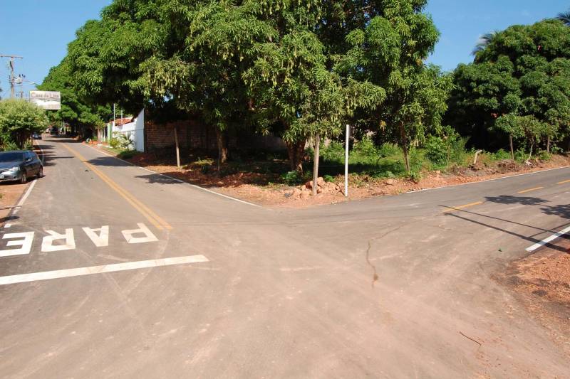 O acesso a um dos principais cartões postais do Pará e do Brasil, a vila balneária de Alter do Chão, localizada a aproximadamente 30 km de Santarém, na região Oeste do Pará, está de cara nova. O Governo do Estado, por meio da Secretaria Estadual de Transportes (Setran), investiu mais de R$ 16 milhões para tornar a PA-457 (Rodovia Everaldo Martins, na foto) mais segura e mais moderna. Agora, quem acessar o ponto turístico ou se deslocar para uma das 18 comunidades que ficam na região do Eixo Forte, encontrarão melhores condições de tráfego. A modernização iniciou pela Rodovia Fernando Guilhon (PA-453), que foi duplicada em 1,2 km, na saída do Rio Tapajós Shopping, com implantação de sinalização vertical e horizontal, além da construção de duas novas rotatórias: uma em frente ao Residencial Salvação, e outra, no entroncamento das duas PA's, ao direcionar o condutor, tendo como ponto de referência a Escola Tecnológica de Santarém.
FOTO: WILLIAM SANTOS / ASCOM CRGBA
DATA: 09.11.2018
SANTARÉM - PARÁ <div class='credito_fotos'>Foto: WILLIAM SANTOS / ASCOM CRGBA | <a href='/midias/2018/originais/26db3c5d-653b-4d62-9518-3bd32f4ee869.jpg' download><i class='fa-solid fa-download'></i> Download</a></div>