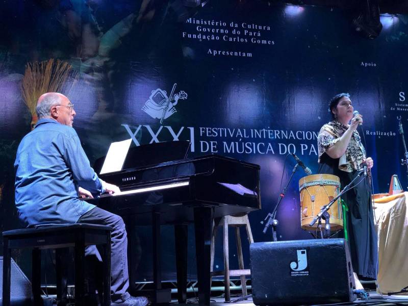 Na Igreja de Santo Alexandre, às 18h30, o destaque é para a apresentação do premiado grupo erudito brasileiro Radamés Gnatalli. No Theatro Waldemar Henrique, às 20h30, tem Quinteto Porto Alegre. E às 20h30, no Theatro da Paz, a Orquestra Popular do XXXI Fimupa, formada por 80 músicos, se apresenta sob regência do maestro Nelson Ayres (e), com participação da cantora Mônica Salmaso (d). O repertório faz uma homenagem à música brasileira, com composições de Ary Barroso, Chico Buarque e Tom Jobim. Para fechar a terceira noite, a programação da meia noite tem música no Espaço Cultural Boiuna com o guitarrista paraense Delcley Machado.

FOTO: ASCOM / FCG
DATA: 05.06.2018
BELÉM - PARÁ <div class='credito_fotos'>Foto: ASCOM FCG   |   <a href='/midias/2018/originais/26e1eabc-54a3-4980-a706-7ec16bddfc27.jpg' download><i class='fa-solid fa-download'></i> Download</a></div>