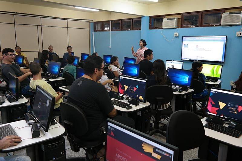 O curso de Pedagogia Bilíngue do Centro de Ciências Sociais e Educação (CCSE) da Universidade do Estado do Pará (Uepa) teve sua primeira aula no último sábado, 10. Entretanto, diferente dos demais cursos que também iniciaram suas atividades, a Pedagogia Bilíngue chega para preencher uma lacuna histórica: a inclusão de alunos surdos em todos os níveis de ensino.
FOTO: FERNANDA MARTINS / ASCOM UEPA
DATA: 12.03.2018
BELÉM - PARÁ <div class='credito_fotos'>Foto: FERNANDA MARTINS / ASCOM UEPA | <a href='/midias/2018/originais/26e30316-fd7e-4586-9f68-37116e370f47.jpg' download><i class='fa-solid fa-download'></i> Download</a></div>